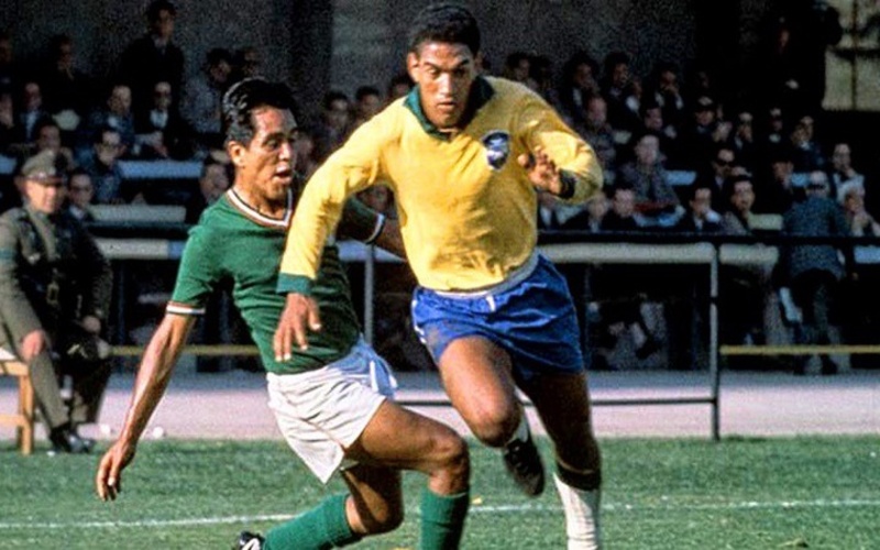 Garrincha-noi-bat-voi-kha-nang-re-bong-dieu-luyen-toc-do-va-ky-thuat