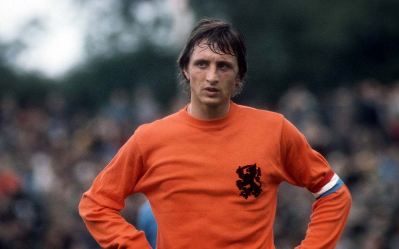 Johan-Cruyff-so-huu-tu-duy-bong-da-tan-cong-va-ky-thuat-tinh-te