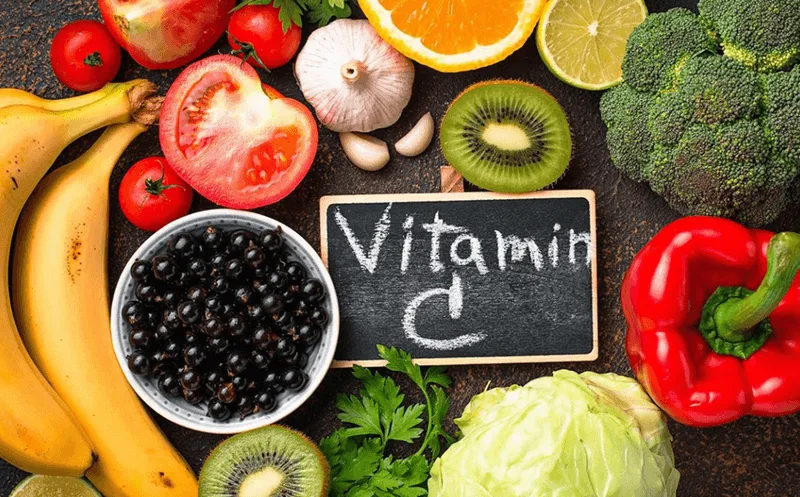 Các loại trái cây giàu vitamin C và rau xanh tính kiềm hỗ trợ giảm nhanh axit uric rất tốt.