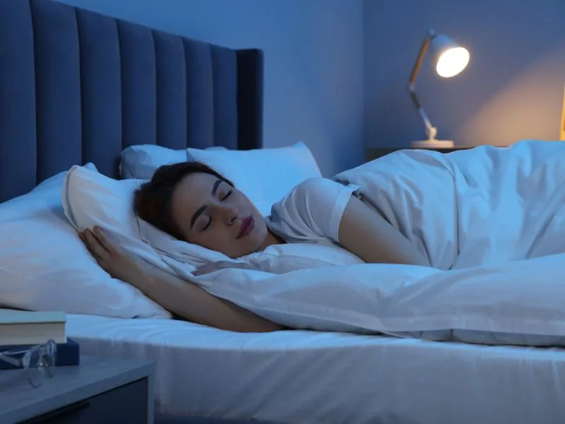 Bối cảnh ngột ngạt phản ánh sự rạn nứt trong giao tiếp và thấu hiểu giữa vợ chồng.