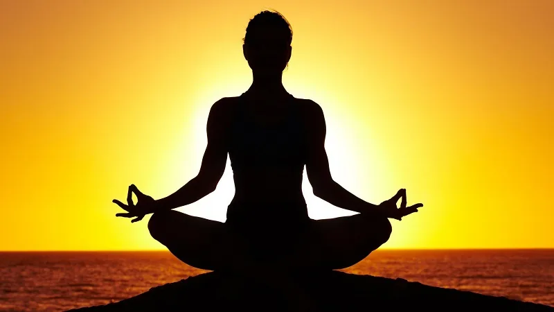 Duy trì 30 phút tập yoga mỗi ngày giúp kiểm soát hormone cortisol và giảm stress.